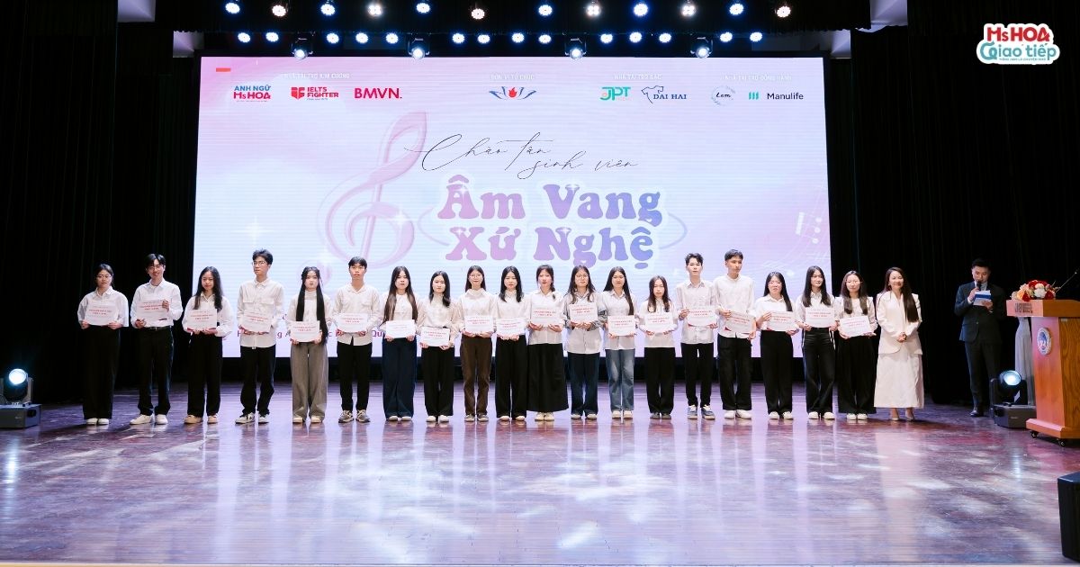 Anh ngữ Ms Hoa trao học bổng tại sự kiện Chào Tân Sinh Viên Nghệ An – Hà Tĩnh